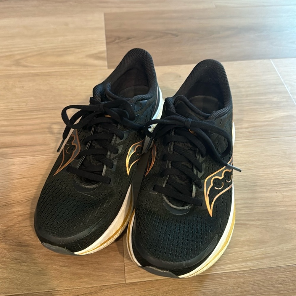 Women’s saucony endorphin 3 athletic running shoes size 8 black